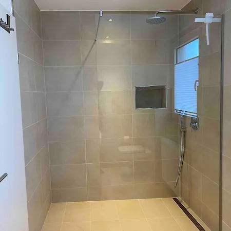 Business-apartment Mit 3 Schlafzimmern Und Parkplatz - 8 Im 2 Og Apartmán *